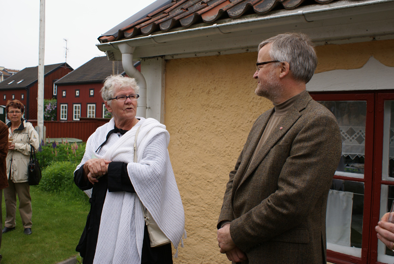 Ulla Hedin, ordförande i Enköpings Stads Hembygdsförening och Mats O Karlsson, ordförande i Jan Fridegårdsällskapet håller tal vid invigningen av sällskapets rum i Lilla stugan på Wallinska gården 2007.